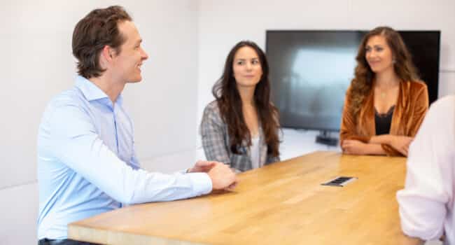 Bespreking Scherp Online
